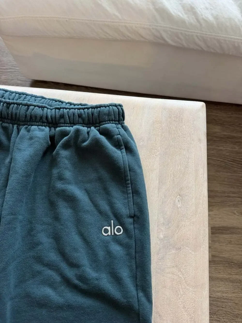 Alo Yoga Accolade Straight Leg Sweatpant in Winter Ivy Teal Size Medium